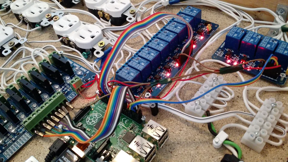 Montage électronique à relais et cartes de commande présenté sur le site existant de MV Electronique.